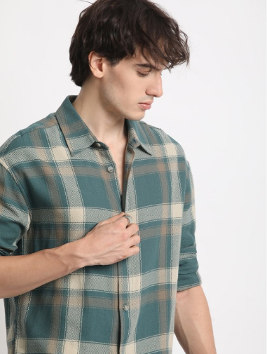 Snitch Checked Spread Collar Relaxed Fit Pure Cotton Casual Shirt