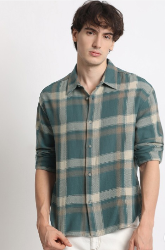 Snitch Checked Spread Collar Relaxed Fit Pure Cotton Casual Shirt